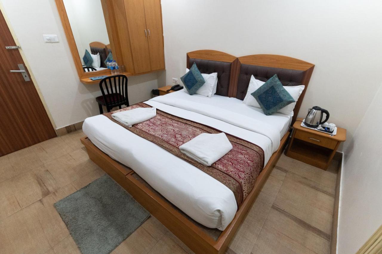 The Century Plaza Hotel Bénarès Extérieur photo