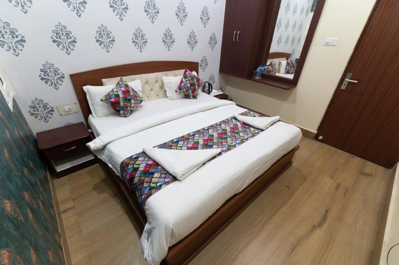 The Century Plaza Hotel Bénarès Extérieur photo